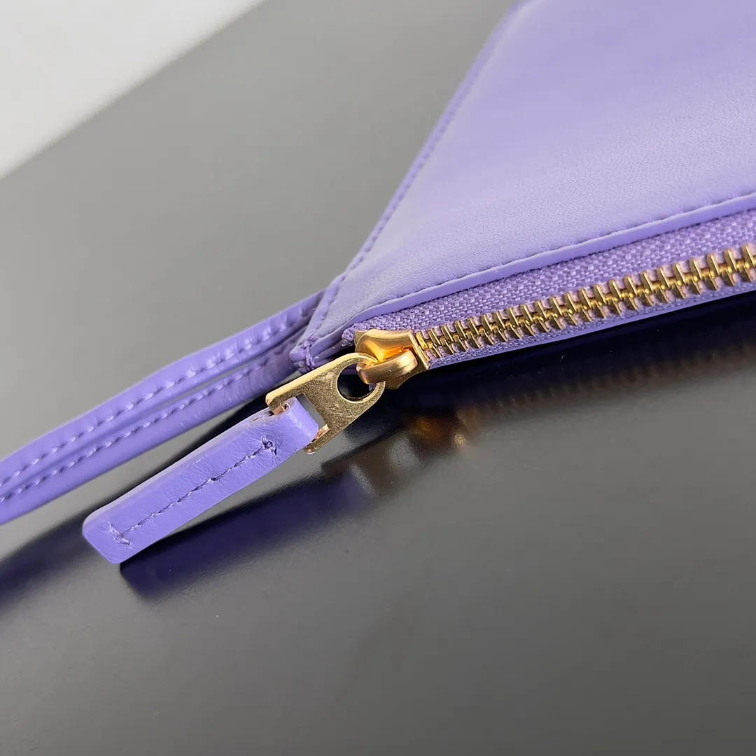Batch 2860 Classic returns... (large size 51cm) • Cabat, born in 2001, is one of the most iconic styles of the Bottega Veneta workshop. The whole bag is made of top-grade imported lambskin. There is no exposed logo on the whole bag, but with the classic wide woven elements, you can tell who it belongs to at a glance! Can be carried on one shoulder, very practical! Style number: 608811 Size: 51*18*28